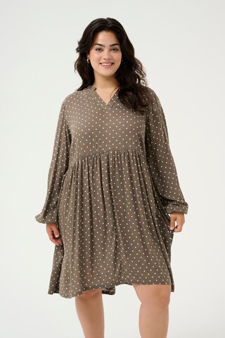 KAFFE CURVE Jurk 'Betty' in Bruin: voorkant
