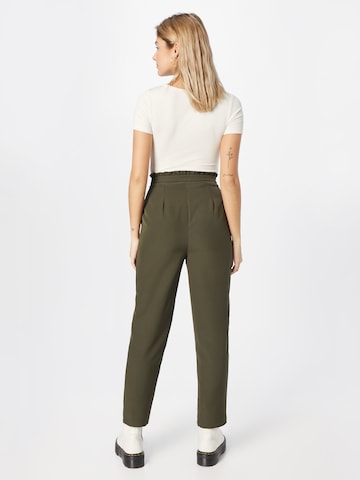 Tapered Pantaloni con pieghe 'Meline' di ABOUT YOU in verde