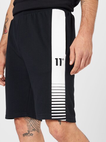 11 Degrees Regular Shorts in Schwarz