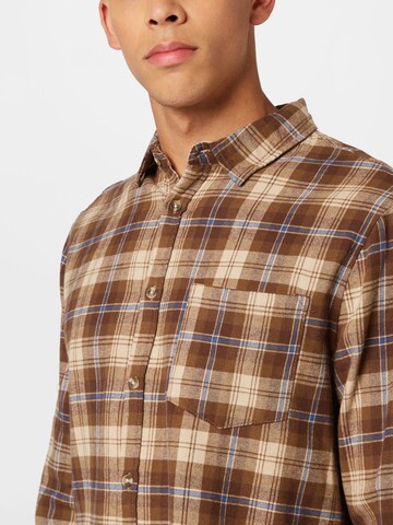 Cotton On - Ajuste regular Camisa 'CAMDEN' en marrón