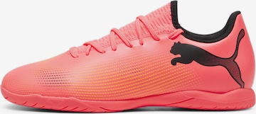 Chaussure de foot 'Future 7 Play' PUMA en rose : devant