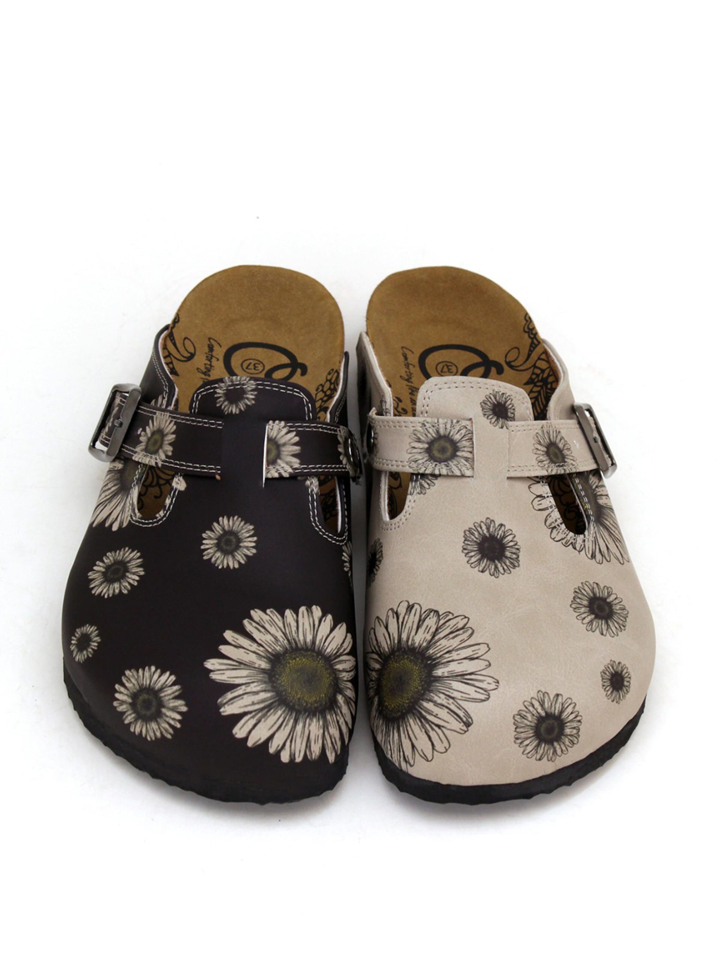Sabots 'Women Calceo Black and Beige Clogs CAL5457 with flower design' Goby en mélange de couleurs