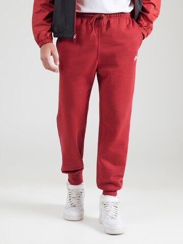 Tapered Pantaloni 'CLUB' di Nike Sportswear in rosso: frontale