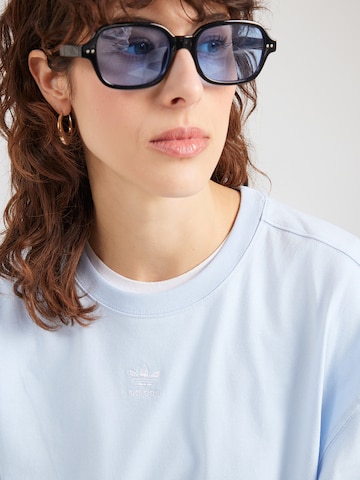 ADIDAS ORIGINALS T-shirt 'Essentials' i blå