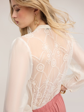 MOTIVI Blouse in White