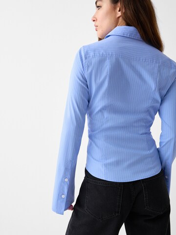 Bershka Blouse in Blauw