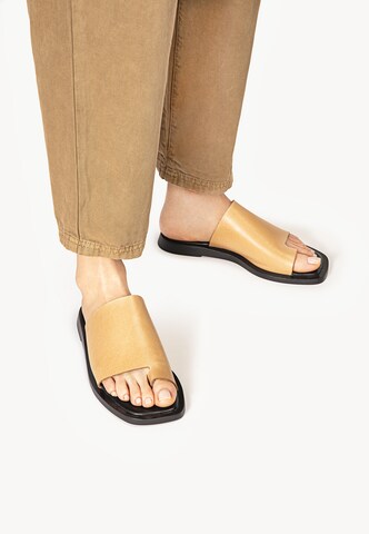 INUOVO T-bar sandals in Beige