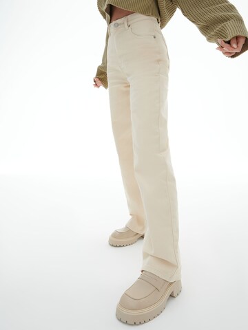 LENI KLUM x ABOUT YOU Široke hlačnice Kavbojke 'Tyra' | bela barva