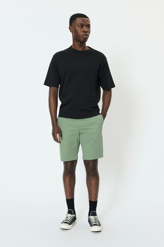 Matinique Regular Trousers in Green: front