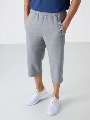 Tommy Life Wide leg Trousers in Grey: front