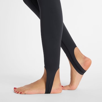 new balance - Skinny Pantalón deportivo 'Sleek' en negro