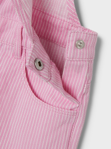 regular Pantaloni con pettorina 'DES' di NAME IT in rosa