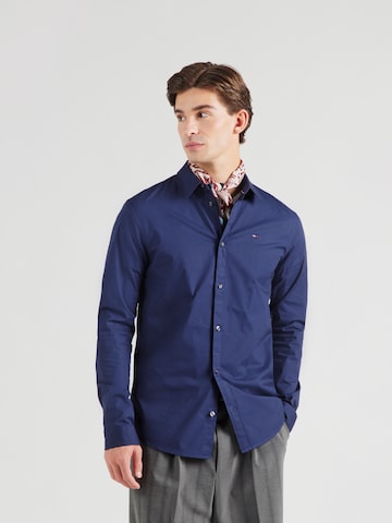 Tommy Jeans - Ajuste estrecho Camisa en azul: frente