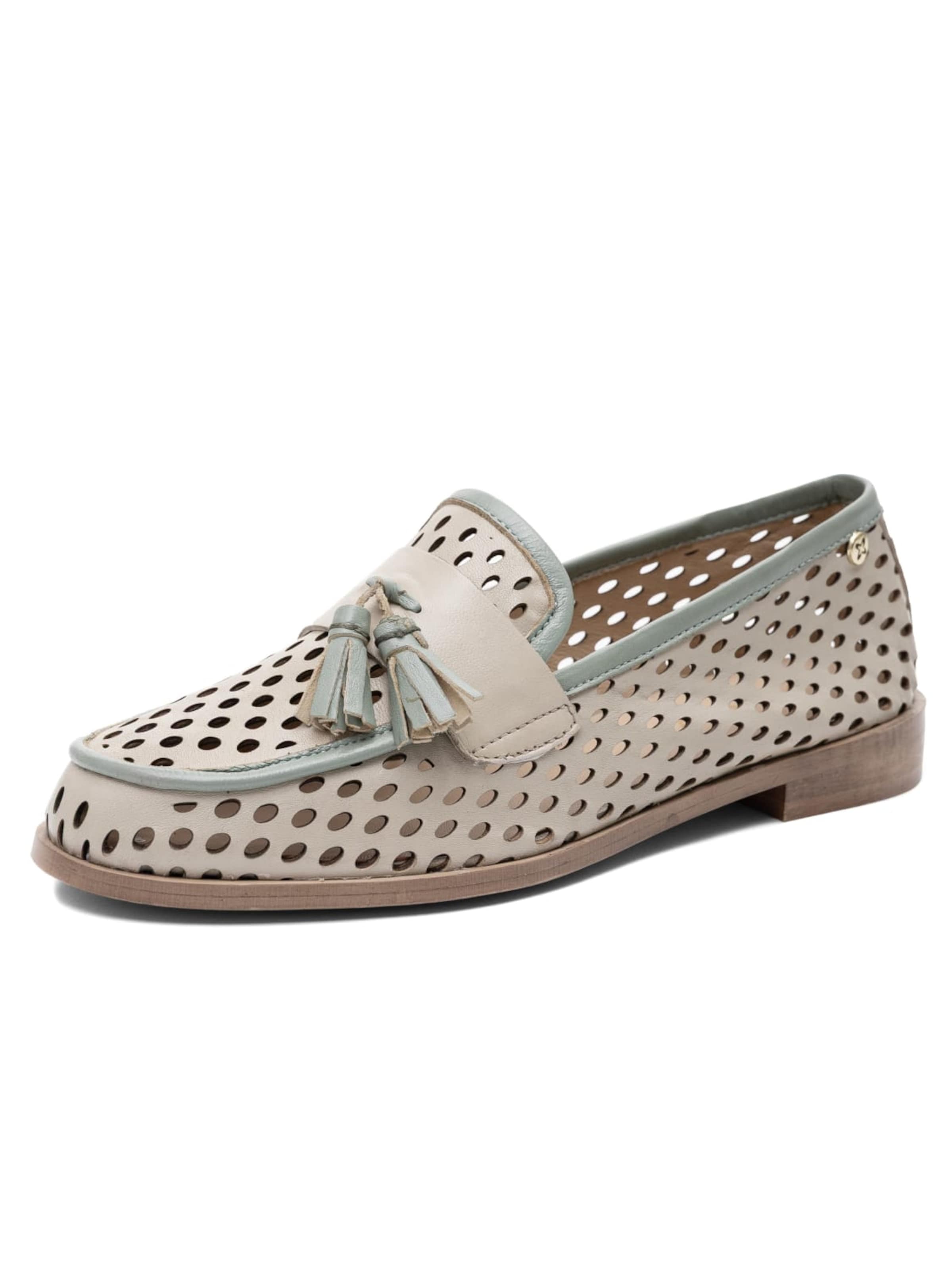 Maciejka Classic Flats in Beige: front