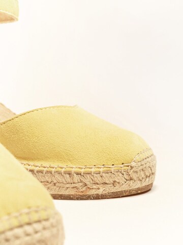 Sandalo con cinturino 'Alpargata Cuña 7 cm' di Alhamas in giallo