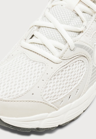 Sneaker 'V5 RNR' de la Nike Sportswear pe bej