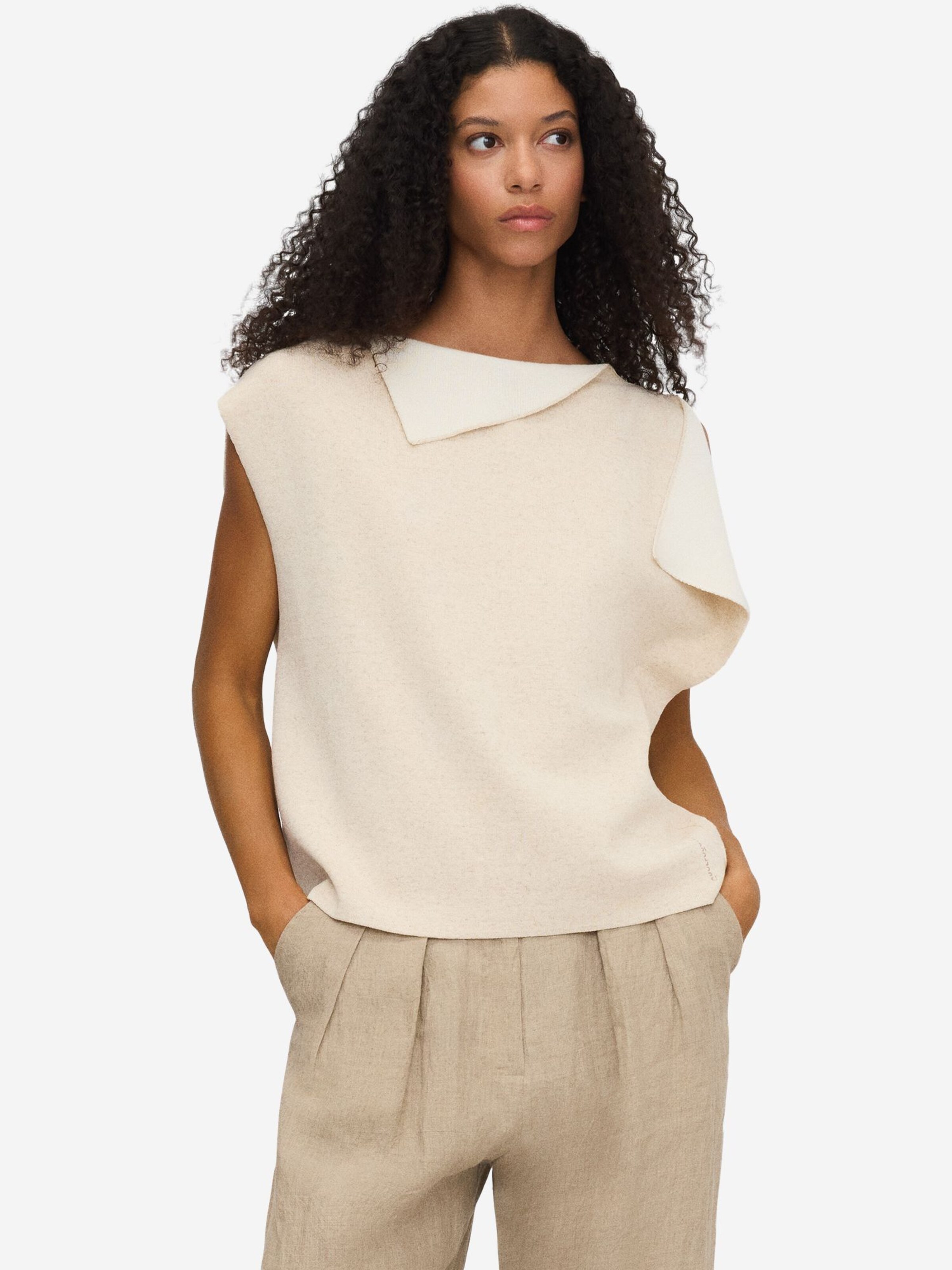 Pulover de la Adolfo Dominguez pe bej: față