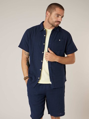Coupe regular Chemise 'Squizz' Deeluxe en bleu : devant