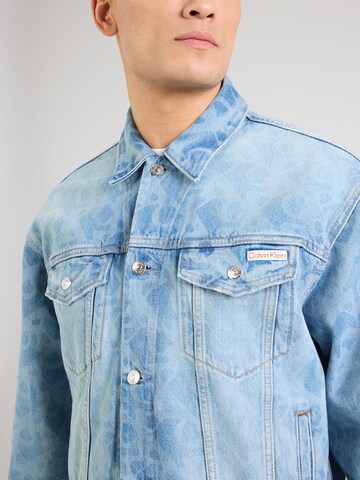 Calvin Klein Jeans Overgangsjakke '90S LT PLAYBILL' i blå
