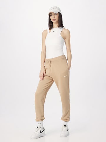 Tapered Pantaloni di Nike Sportswear in beige