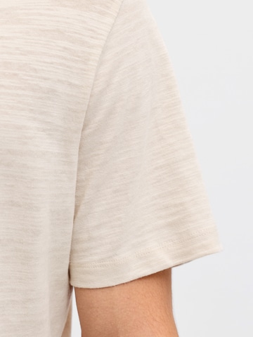 JJ Rebel Koszulka 'JREBWINDOM' w kolorze beżowy