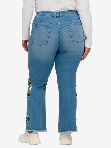 sheego by Joe Browns Bootcut Jeans in Blau