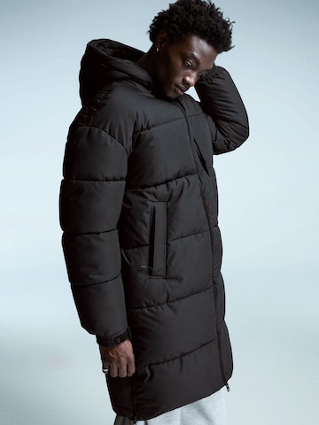Bershka Zimní kabát – černá: přední strana
