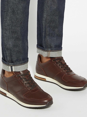 Dune LONDON Sneakers laag 'Trilogy' in Bruin