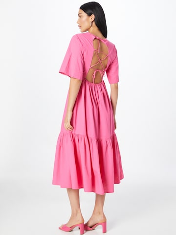 Robe 'Puri' mbym en rose