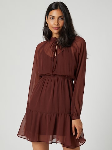 Alle Rotes chiffonkleid zusammengefasst