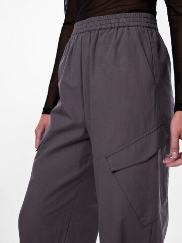 PIECES Tapered Trousers 'Sara' in Grey
