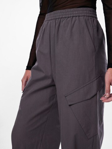 Effilé Pantalon 'Sara' PIECES en gris