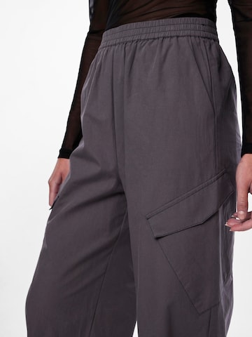 PIECES Tapered Pants 'Sara' in Grey