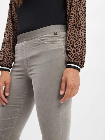 Coupe slim Pantalon à pince 'Siena' Marc Cain en gris