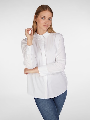 Lovely Sisters Blouse in White: front