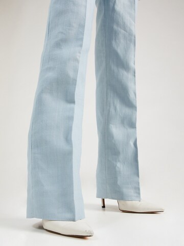 Flared Pantaloni con piega frontale 'VIJAY' di Maison 123 in blu