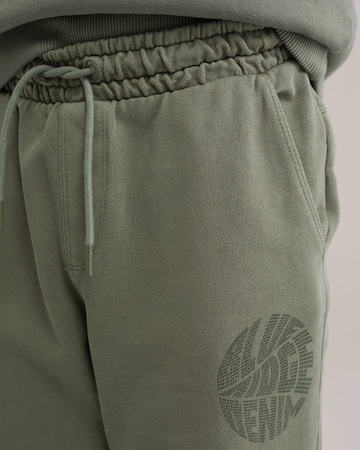 Tapered Pantaloni de la WE Fashion pe verde