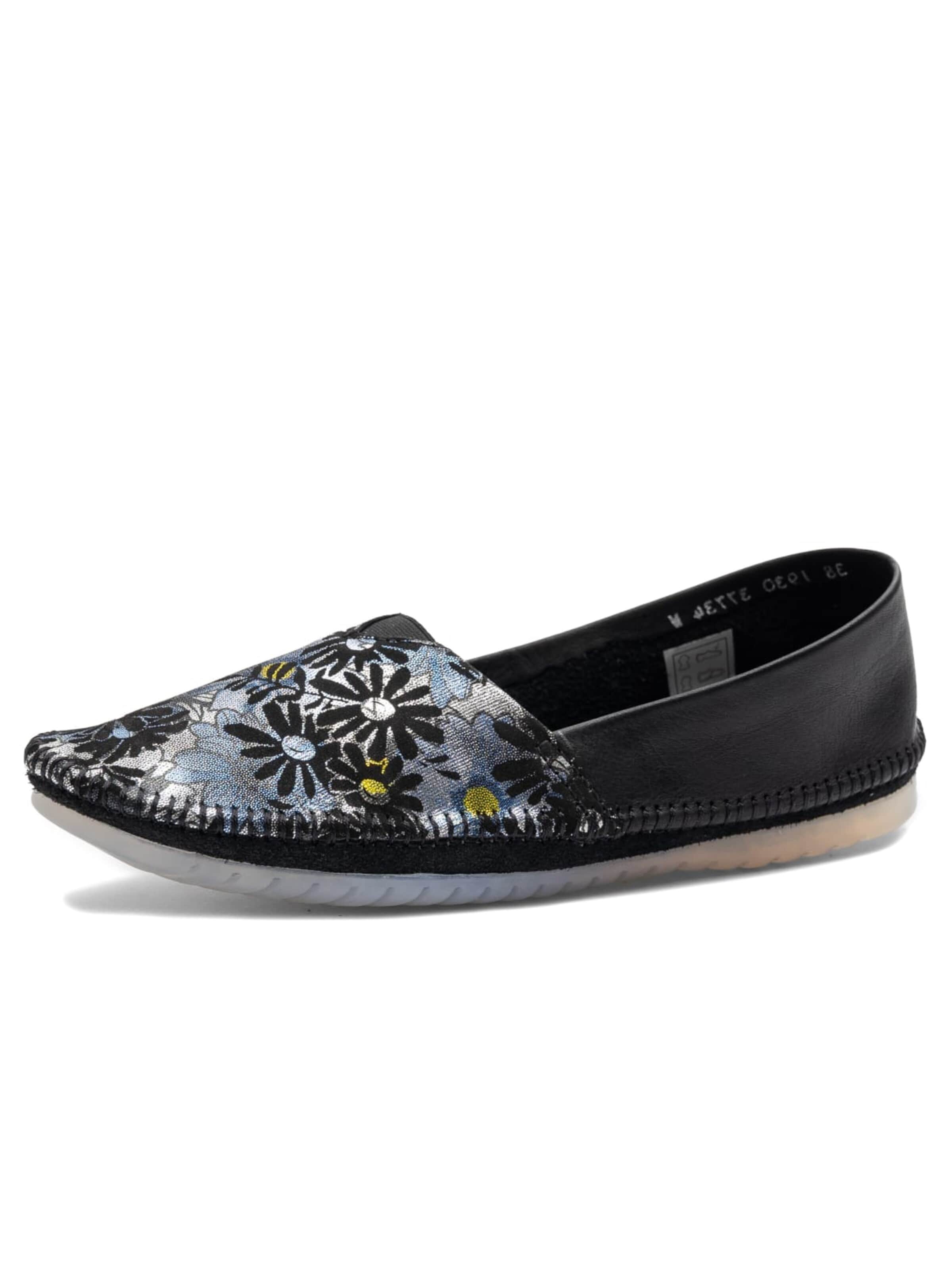 Maciejka Slip-ons in Black: front