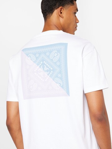 DENHAM - Camiseta 'BORA' en blanco