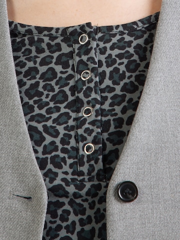 PIECES - Camiseta 'PCKITTY' en gris