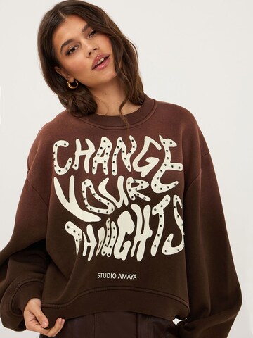 Studio Amaya Trui 'Change' in Bruin
