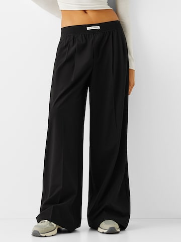 Bershka Wide leg Pleat-Front Pants in Black: front