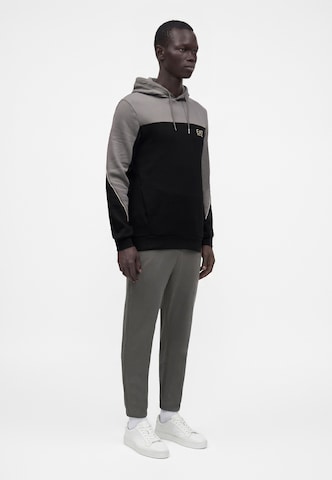 EA7 Emporio Armani Sweatshirt i svart: sida
