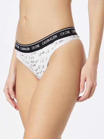 Calvin Klein Underwear - Tanga en blanco: frente