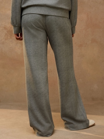 Wide leg Pantaloni 'Premium' di Next in grigio
