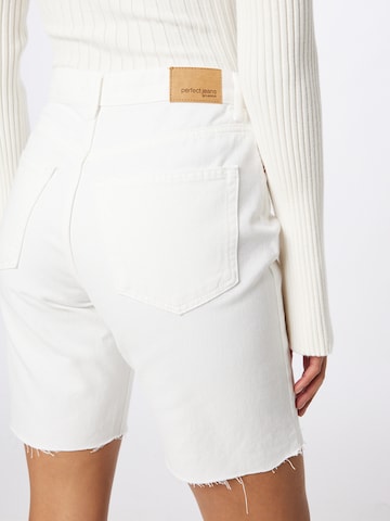 Gina Tricot Regular Shorts in Weiß