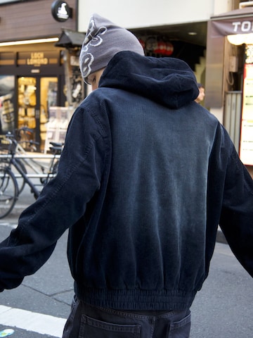 BershkaPrijelazna jakna - crna boja