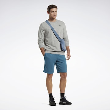 Reebok - Sweatshirt de desporto em cinzento