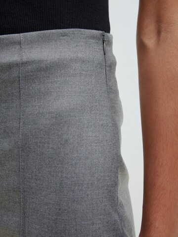 Loosefit Pantaloni 'Mieke' di EDITED in grigio