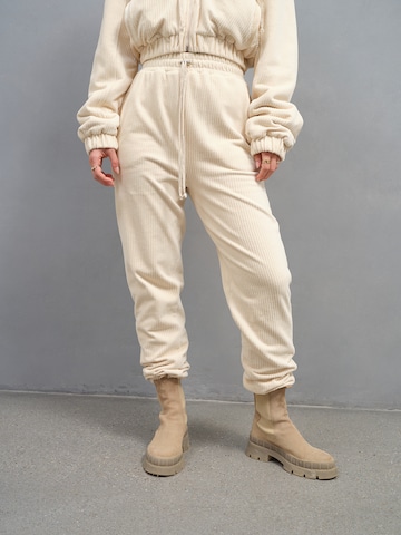 A LOT LESS - Pantalón 'Fabienne' en beige: frente